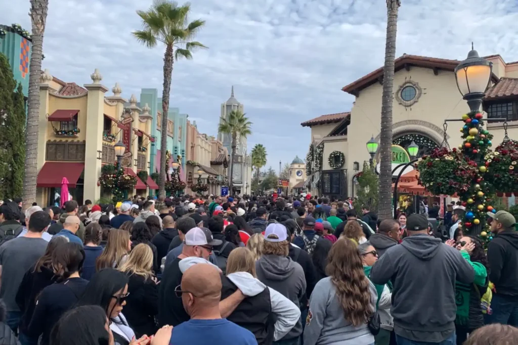 Line Up to get into Universal Studios Theme Park Hollywood